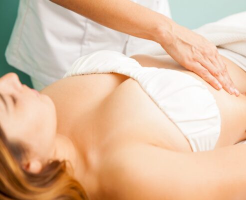 mulher faz massagem para recuperar dos excessos