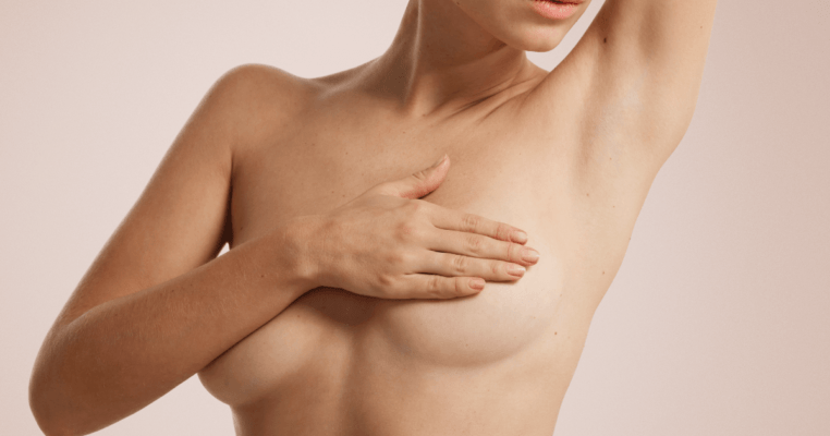 mulher agarra peito depois de lipofilling mamário