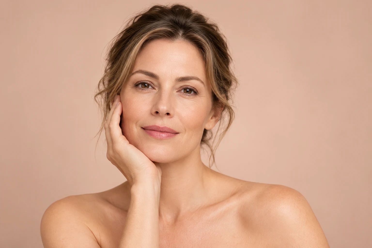 Mulher adulta com expressão serena representando confiança e bem-estar